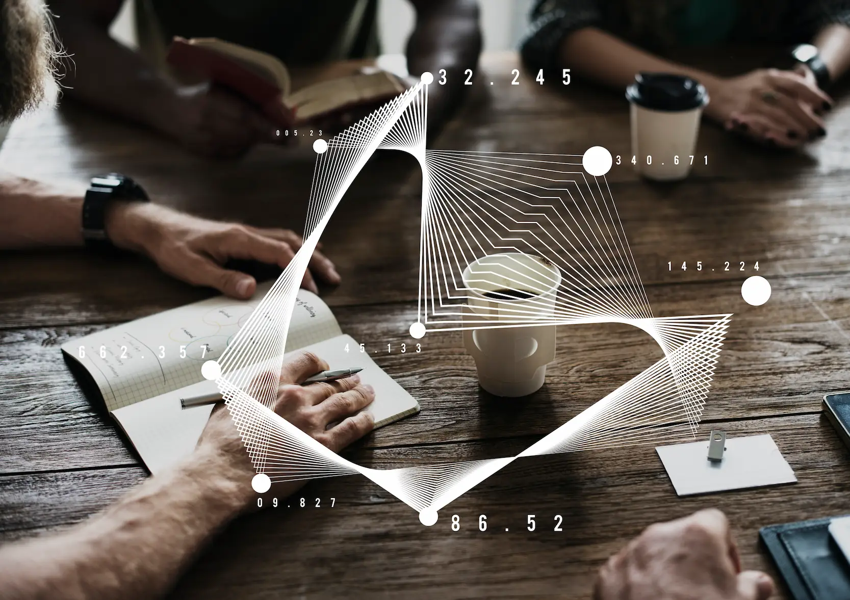 Representación grafica de personas revisando gráficos de crecimiento y datos